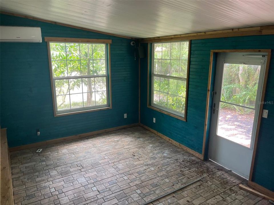 For Sale: $375,000 (6 beds, 0 baths, 2420 Square Feet)