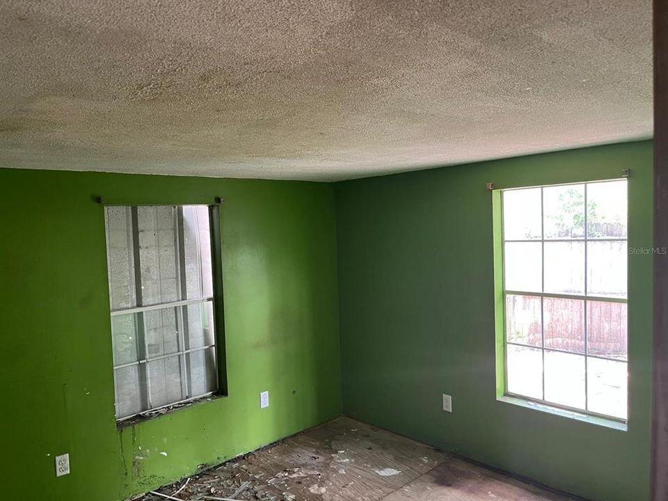 For Sale: $375,000 (6 beds, 0 baths, 2420 Square Feet)