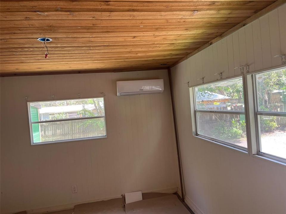 For Sale: $375,000 (6 beds, 0 baths, 2420 Square Feet)