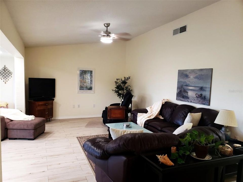 На продажу: $499,990 (4 спален, 2 ванн, 1985 Квадратных фут)