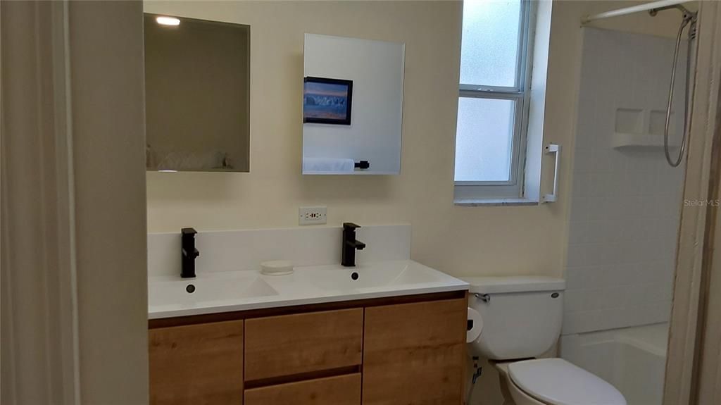 На продажу: $499,990 (4 спален, 2 ванн, 1985 Квадратных фут)