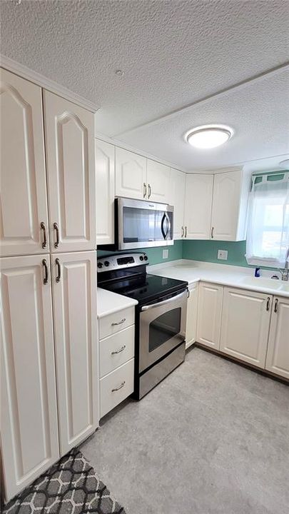 For Sale: $82,500 (1 beds, 1 baths, 559 Square Feet)