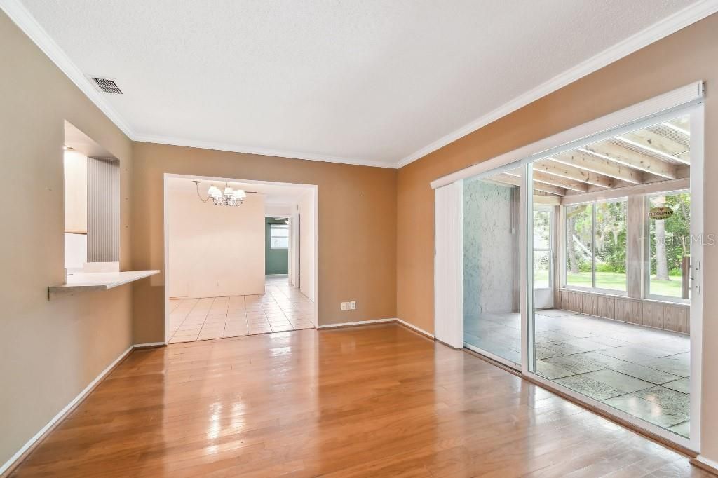 Под контрактом: $399,900 (3 спален, 2 ванн, 1906 Квадратных фут)