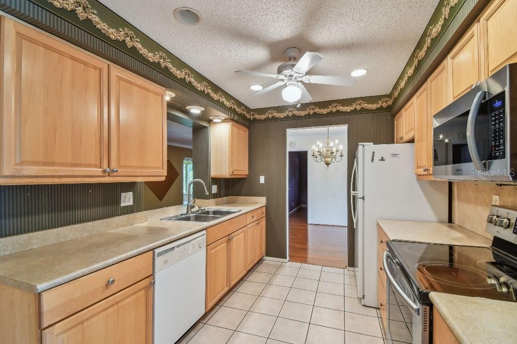 Под контрактом: $399,900 (3 спален, 2 ванн, 1906 Квадратных фут)