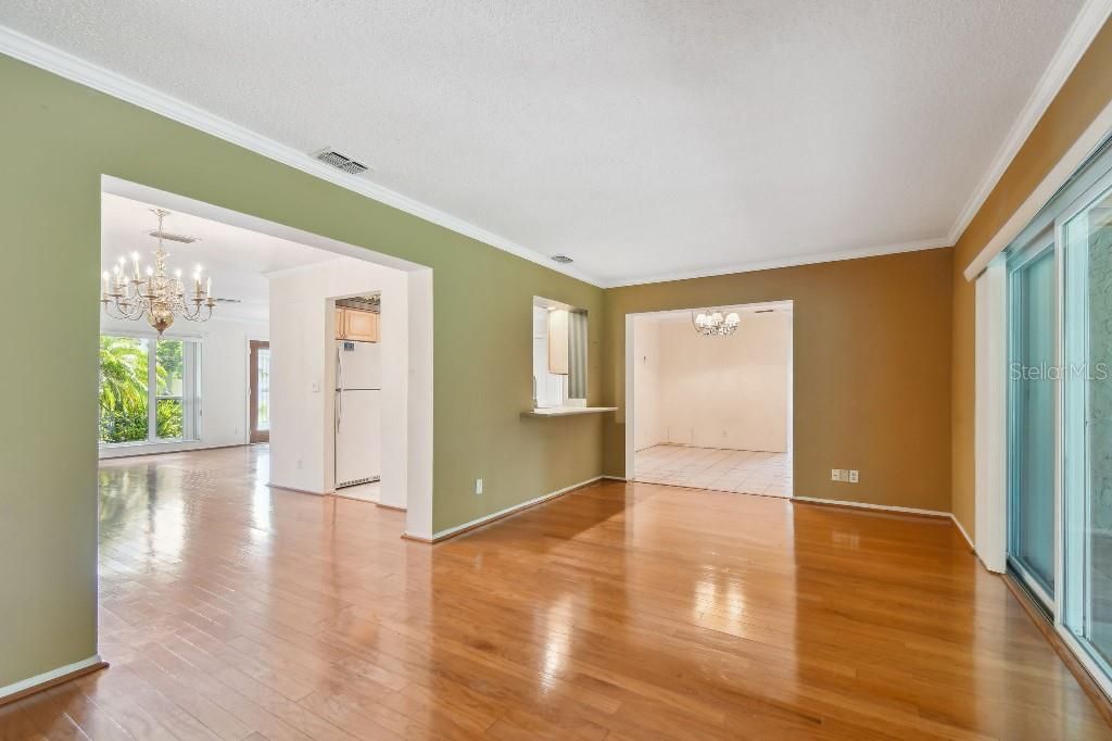 Под контрактом: $399,900 (3 спален, 2 ванн, 1906 Квадратных фут)