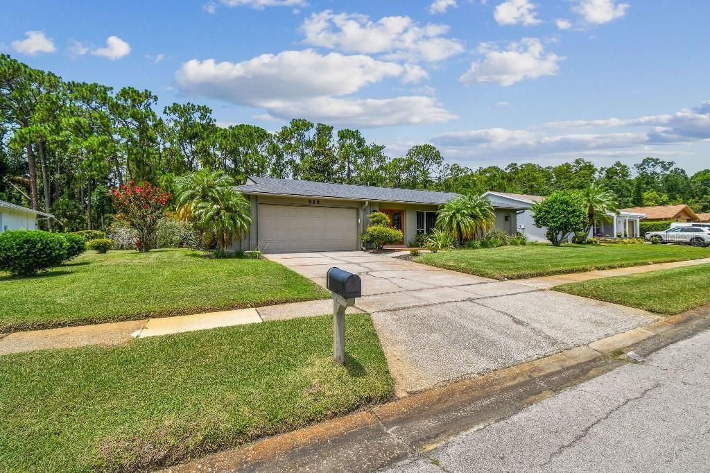 Под контрактом: $399,900 (3 спален, 2 ванн, 1906 Квадратных фут)