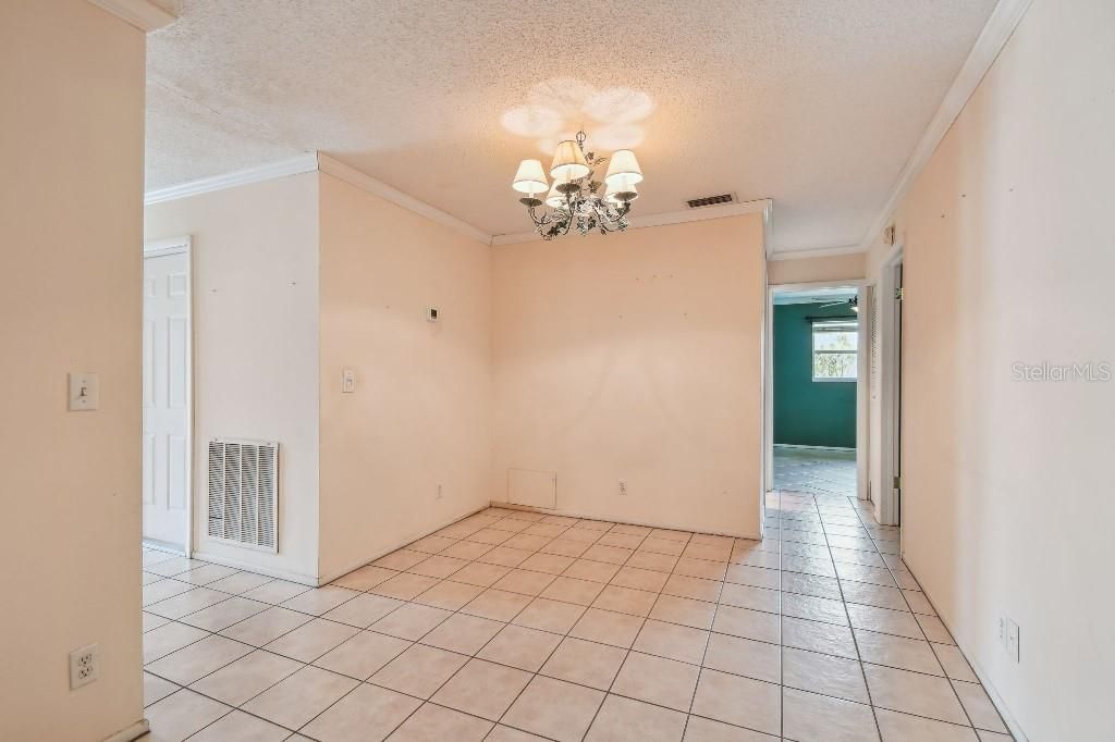 Под контрактом: $399,900 (3 спален, 2 ванн, 1906 Квадратных фут)