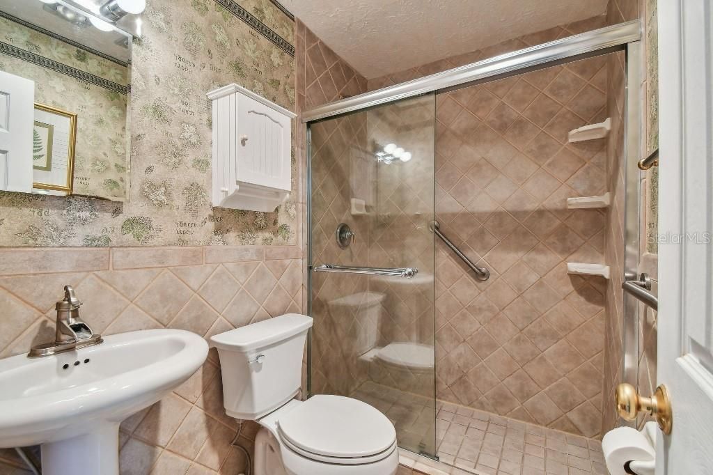 Под контрактом: $399,900 (3 спален, 2 ванн, 1906 Квадратных фут)