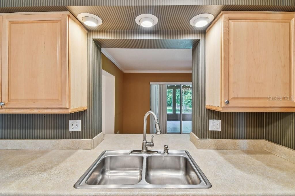 Под контрактом: $399,900 (3 спален, 2 ванн, 1906 Квадратных фут)