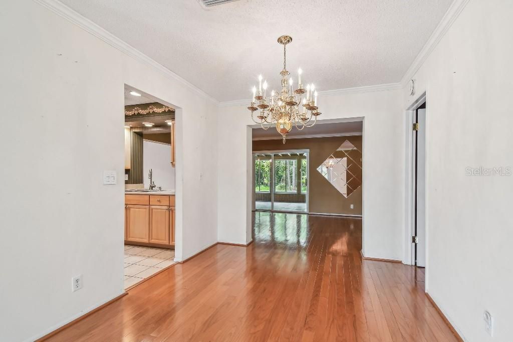 Под контрактом: $399,900 (3 спален, 2 ванн, 1906 Квадратных фут)