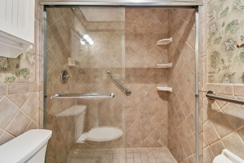 Под контрактом: $399,900 (3 спален, 2 ванн, 1906 Квадратных фут)