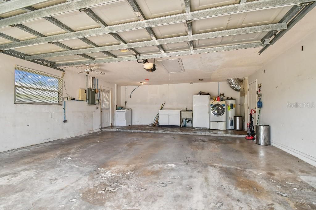 Под контрактом: $399,900 (3 спален, 2 ванн, 1906 Квадратных фут)