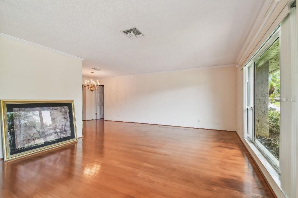 Под контрактом: $399,900 (3 спален, 2 ванн, 1906 Квадратных фут)