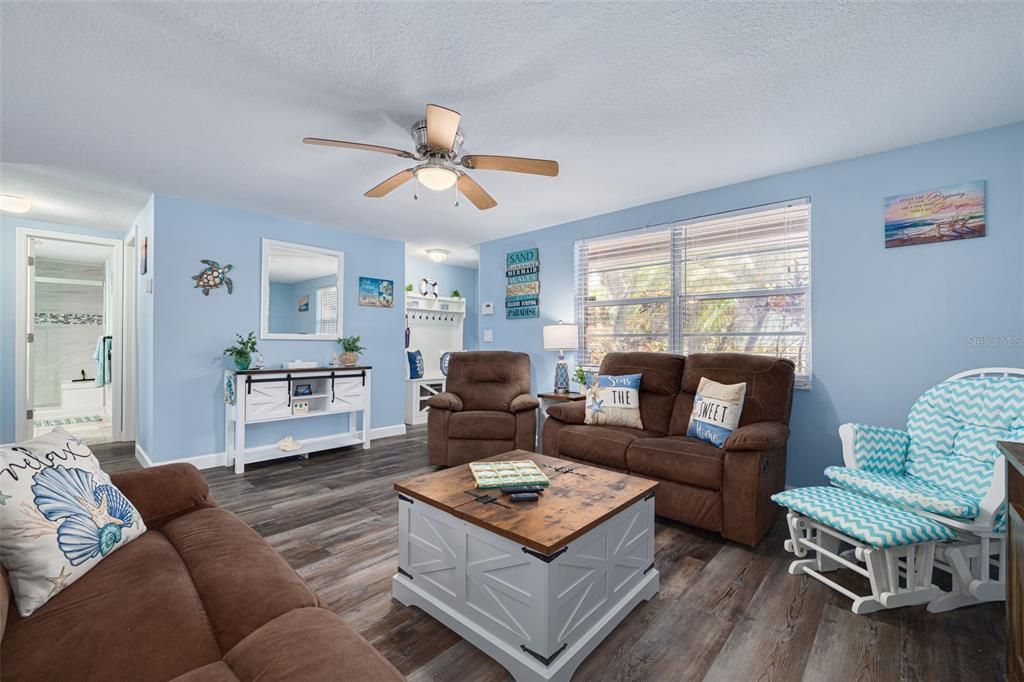 For Sale: $395,000 (2 beds, 2 baths, 1172 Square Feet)