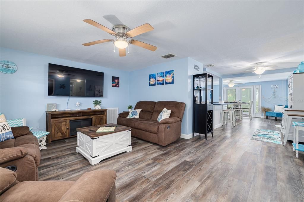 For Sale: $395,000 (2 beds, 2 baths, 1172 Square Feet)