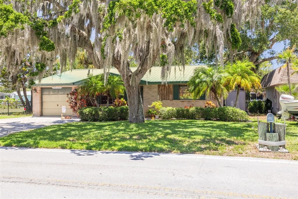 For Sale: $395,000 (2 beds, 2 baths, 1172 Square Feet)