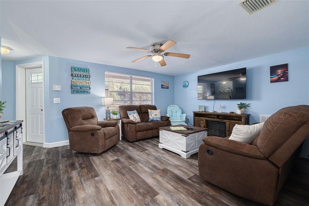 For Sale: $395,000 (2 beds, 2 baths, 1172 Square Feet)