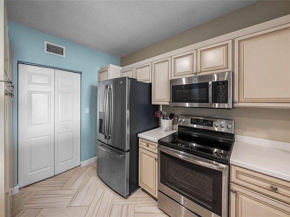 Active With Contract: $1,409,000 (3 beds, 2 baths, 1534 Square Feet)