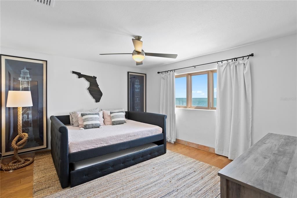 出租: $20,000 (4 贝兹, 3 浴室, 3046 平方英尺)