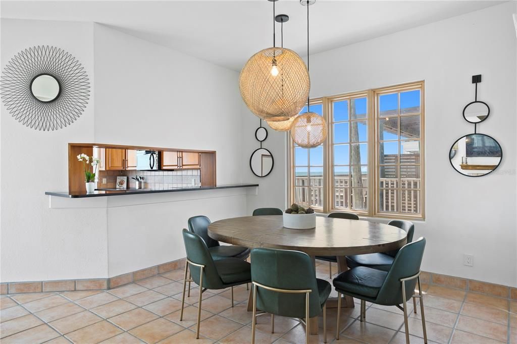 出租: $20,000 (4 贝兹, 3 浴室, 3046 平方英尺)