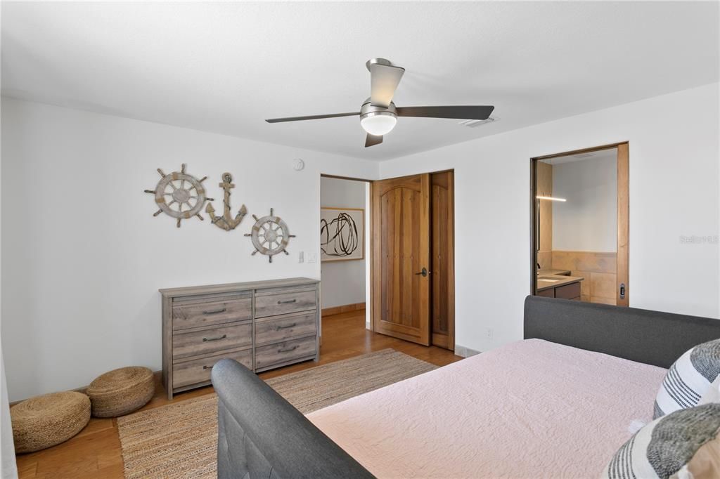 出租: $20,000 (4 贝兹, 3 浴室, 3046 平方英尺)