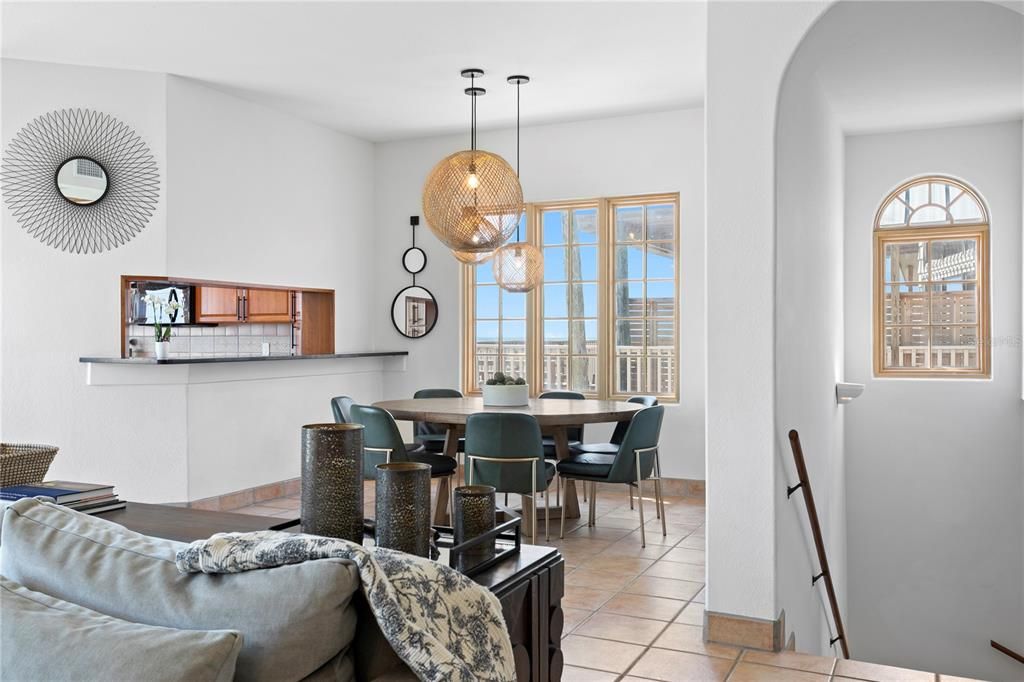 出租: $20,000 (4 贝兹, 3 浴室, 3046 平方英尺)