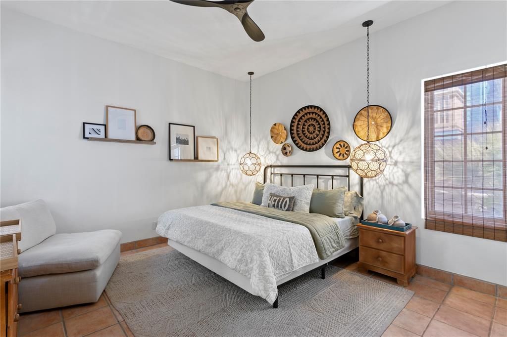 出租: $20,000 (4 贝兹, 3 浴室, 3046 平方英尺)