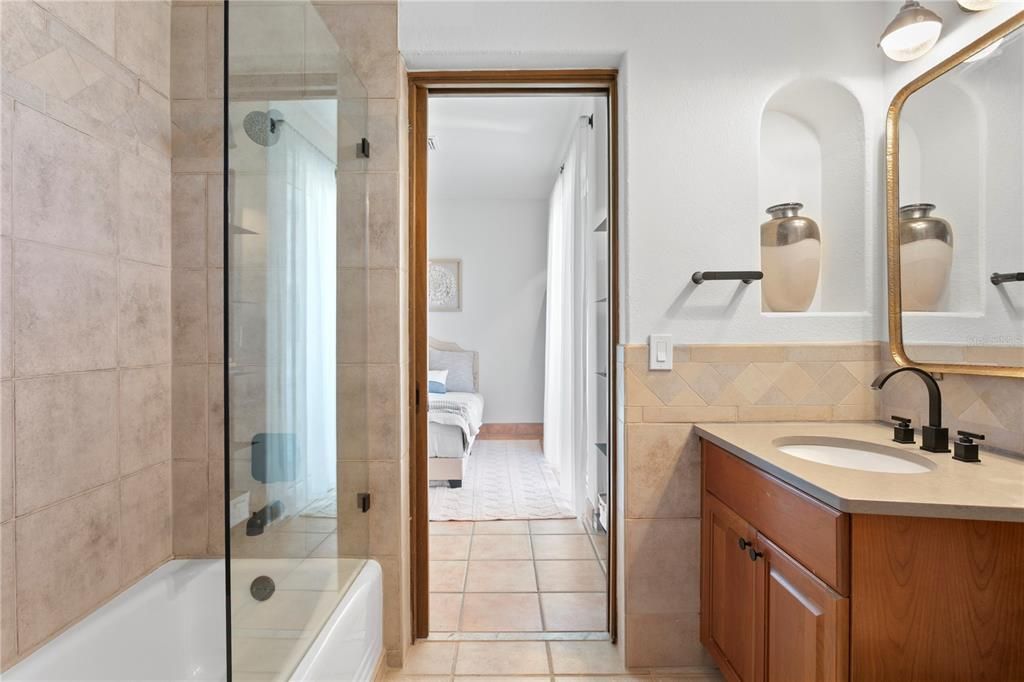 出租: $20,000 (4 贝兹, 3 浴室, 3046 平方英尺)