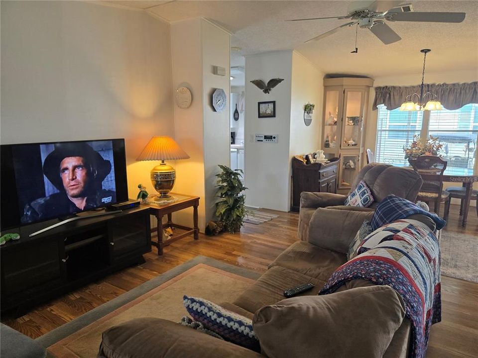 For Sale: $214,000 (2 beds, 2 baths, 1366 Square Feet)