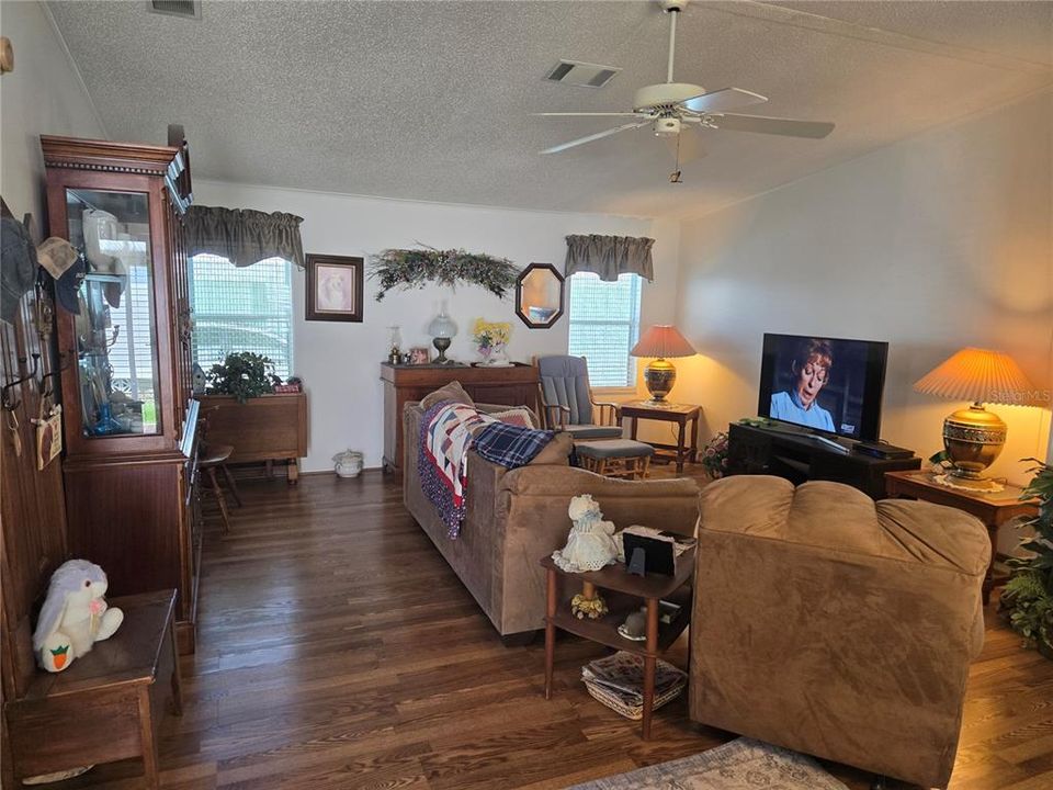 For Sale: $214,000 (2 beds, 2 baths, 1366 Square Feet)