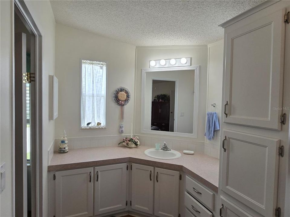 For Sale: $214,000 (2 beds, 2 baths, 1366 Square Feet)