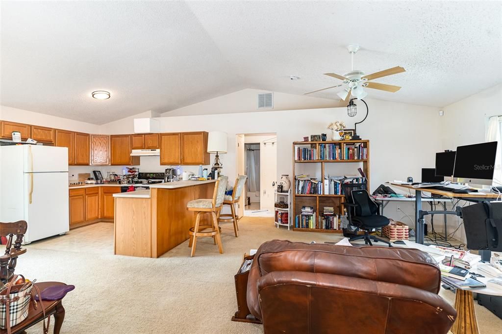 待售: $214,000 (3 贝兹, 2 浴室, 1296 平方英尺)