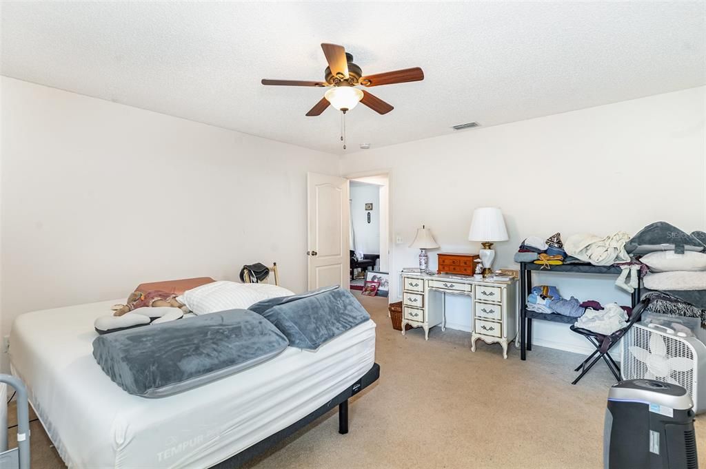 待售: $214,000 (3 贝兹, 2 浴室, 1296 平方英尺)