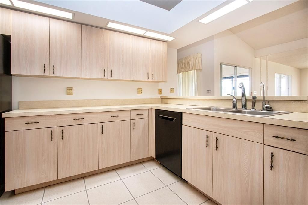 На продажу: $380,000 (3 спален, 2 ванн, 2366 Квадратных фут)