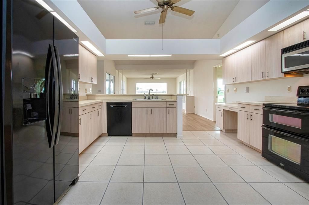 На продажу: $380,000 (3 спален, 2 ванн, 2366 Квадратных фут)