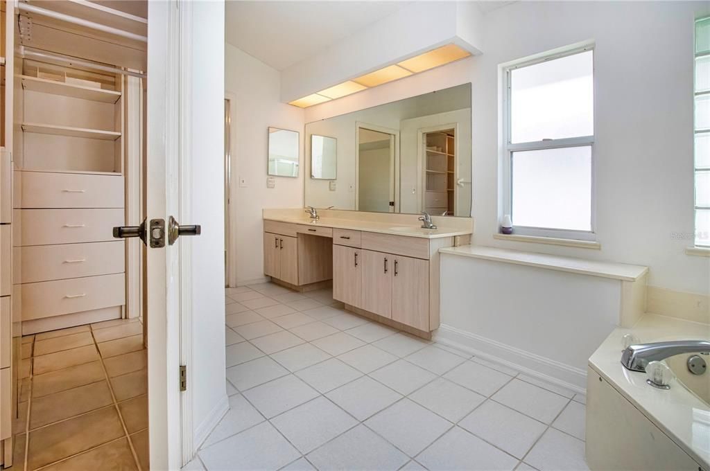 На продажу: $380,000 (3 спален, 2 ванн, 2366 Квадратных фут)