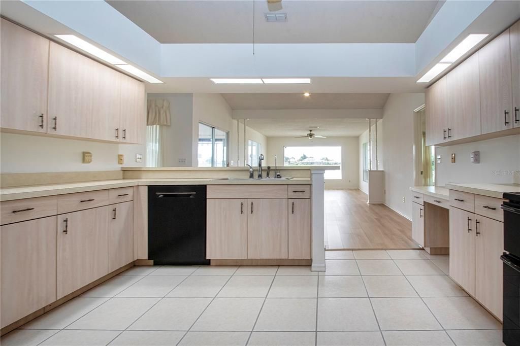 На продажу: $380,000 (3 спален, 2 ванн, 2366 Квадратных фут)