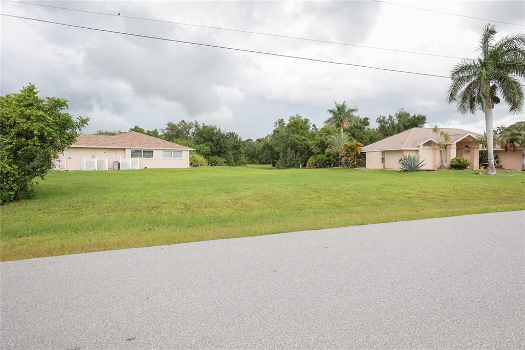 На продажу: $28,000 (0.23 acres)