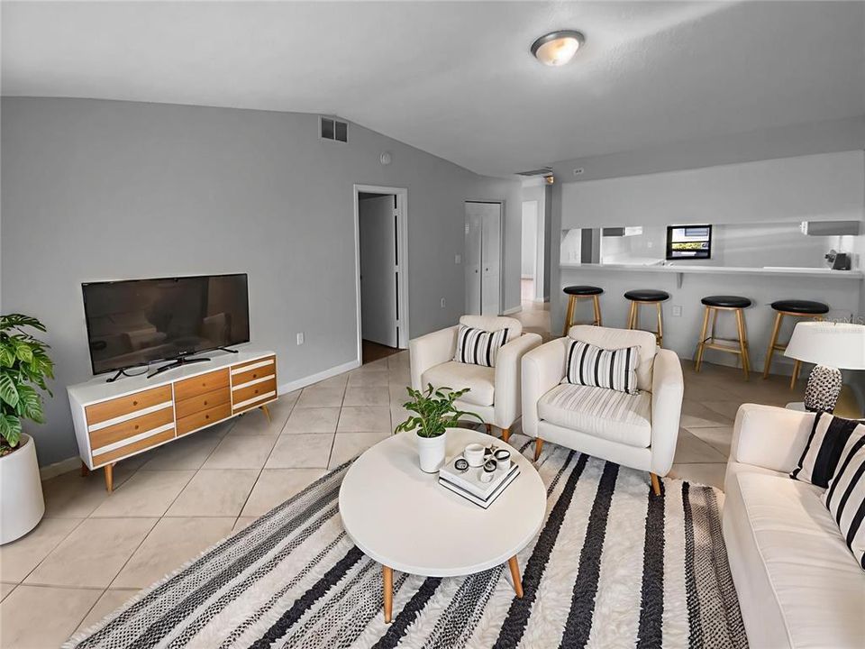 合同活跃: $167,000 (2 贝兹, 2 浴室, 972 平方英尺)