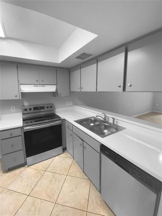 合同活跃: $167,000 (2 贝兹, 2 浴室, 972 平方英尺)