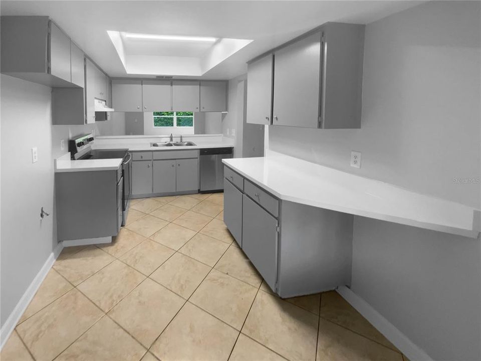 合同活跃: $167,000 (2 贝兹, 2 浴室, 972 平方英尺)