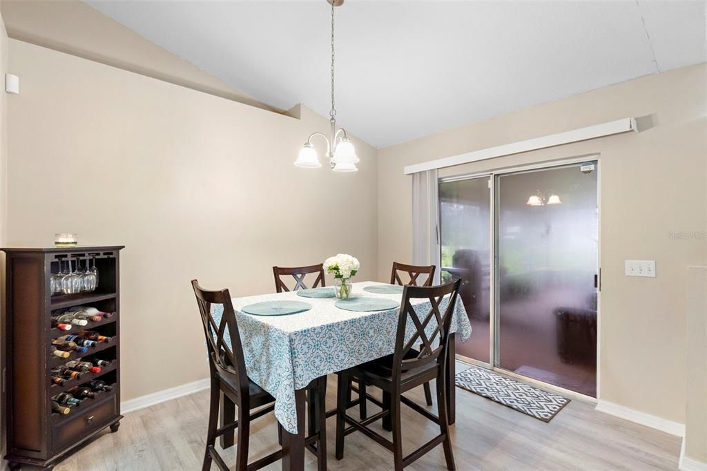 合同活跃: $239,000 (3 贝兹, 2 浴室, 1932 平方英尺)