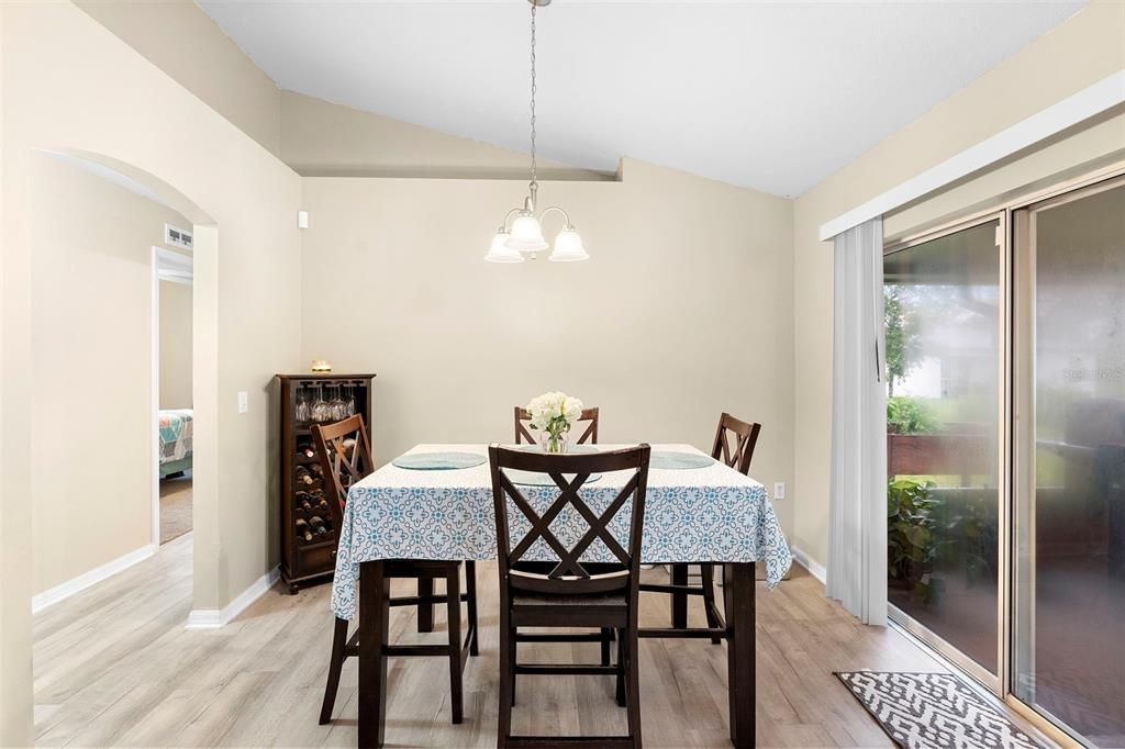 合同活跃: $239,000 (3 贝兹, 2 浴室, 1932 平方英尺)