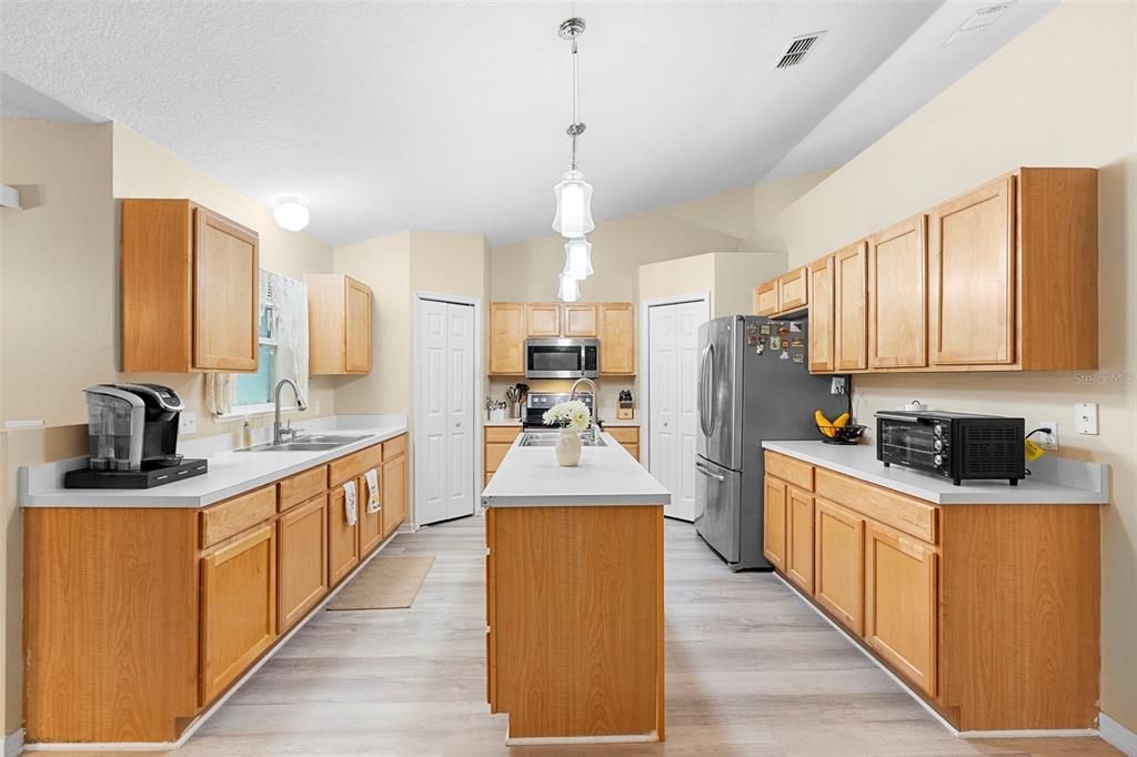 合同活跃: $239,000 (3 贝兹, 2 浴室, 1932 平方英尺)