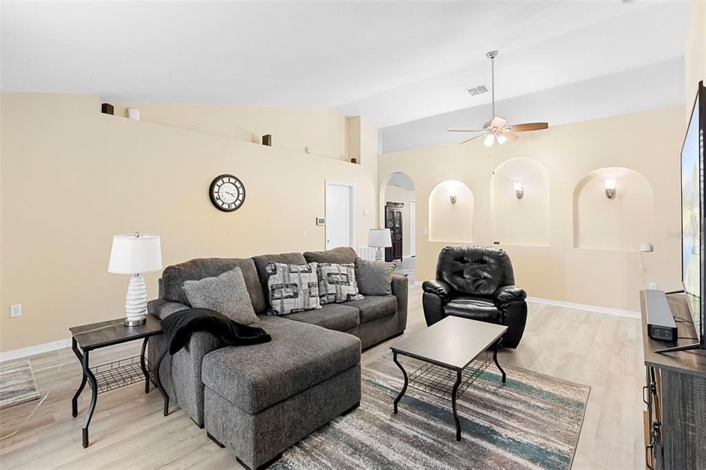 合同活跃: $239,000 (3 贝兹, 2 浴室, 1932 平方英尺)