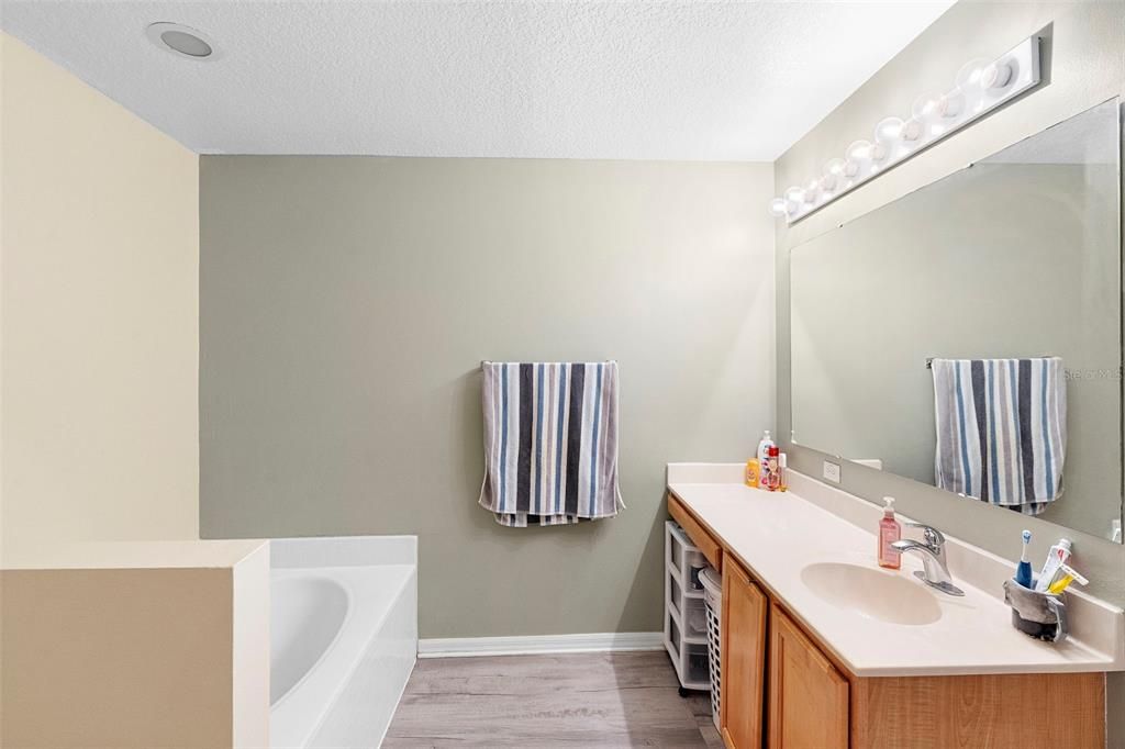 合同活跃: $239,000 (3 贝兹, 2 浴室, 1932 平方英尺)