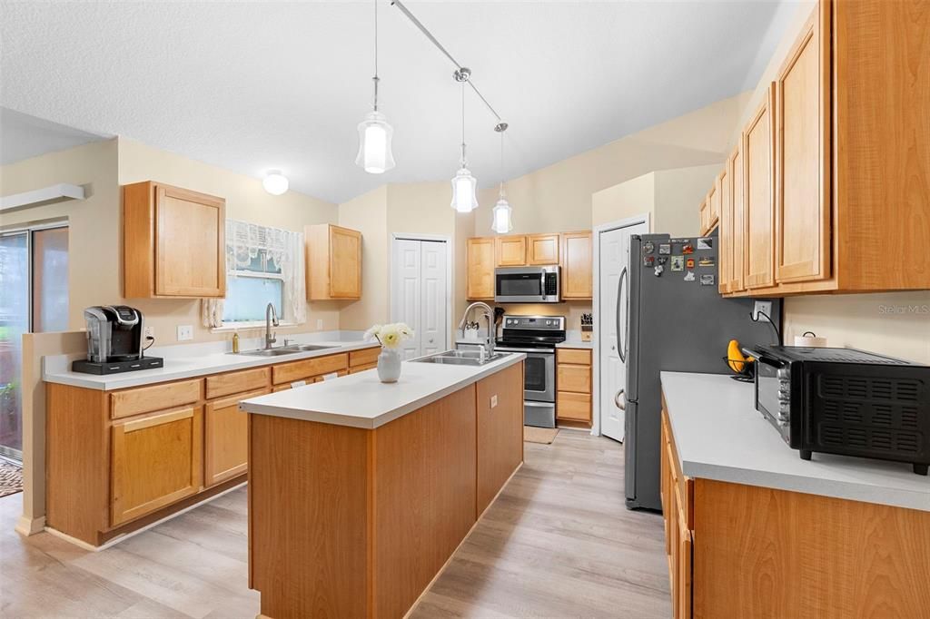 合同活跃: $239,000 (3 贝兹, 2 浴室, 1932 平方英尺)