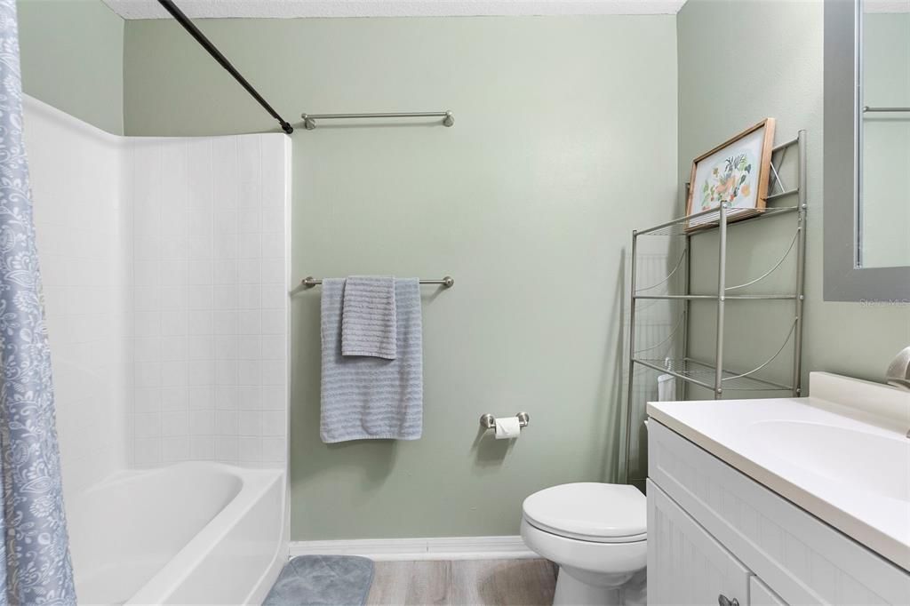 合同活跃: $239,000 (3 贝兹, 2 浴室, 1932 平方英尺)