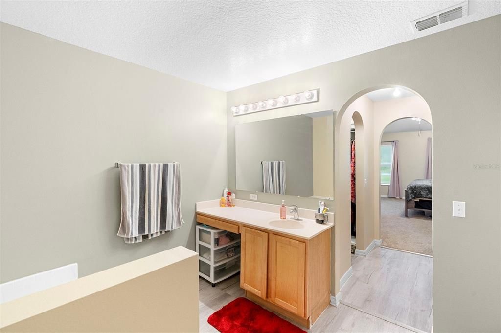 合同活跃: $239,000 (3 贝兹, 2 浴室, 1932 平方英尺)