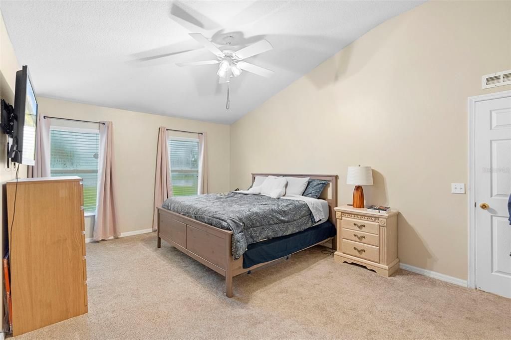 合同活跃: $239,000 (3 贝兹, 2 浴室, 1932 平方英尺)